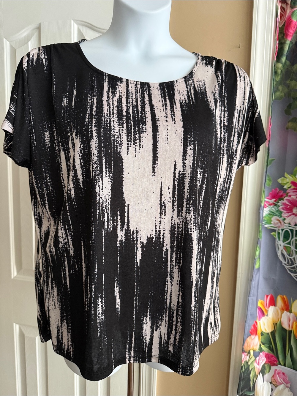 Women's Black Cream Abstract Brushstroke Short Sleeve Tee